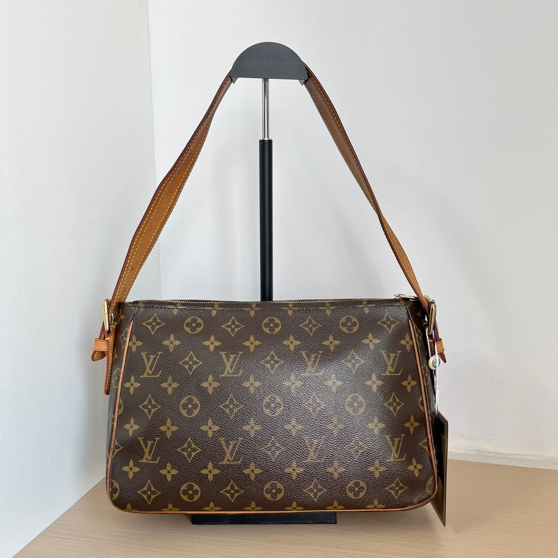 LOUIS VUITTON<br>Shoulder Bag
