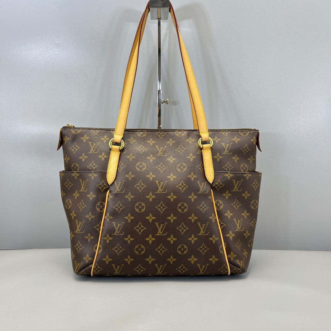 LOUIS VUITTON<br>TOTO Bag