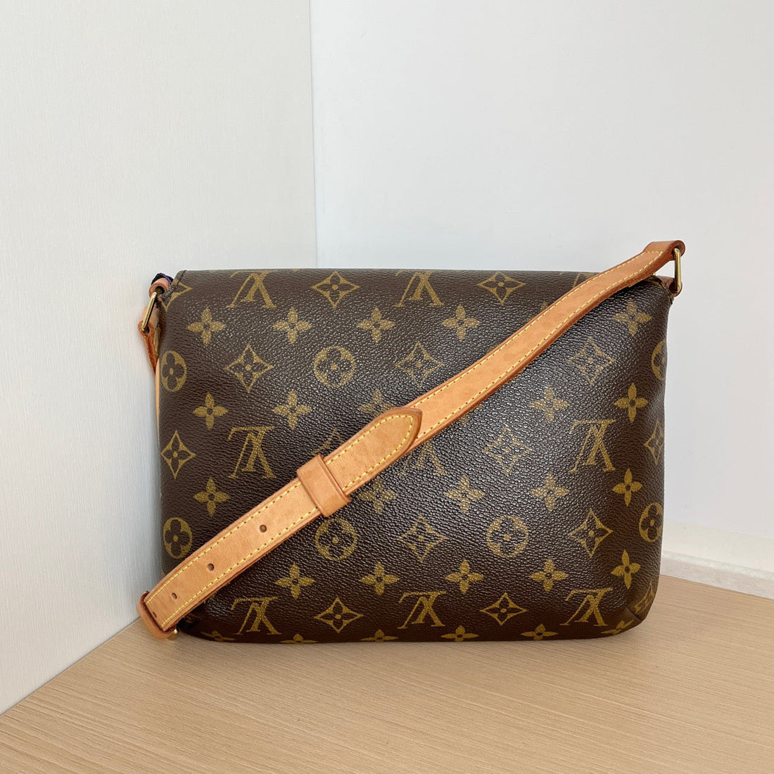 LOUIS VUITTON<br>Shoulder Bag