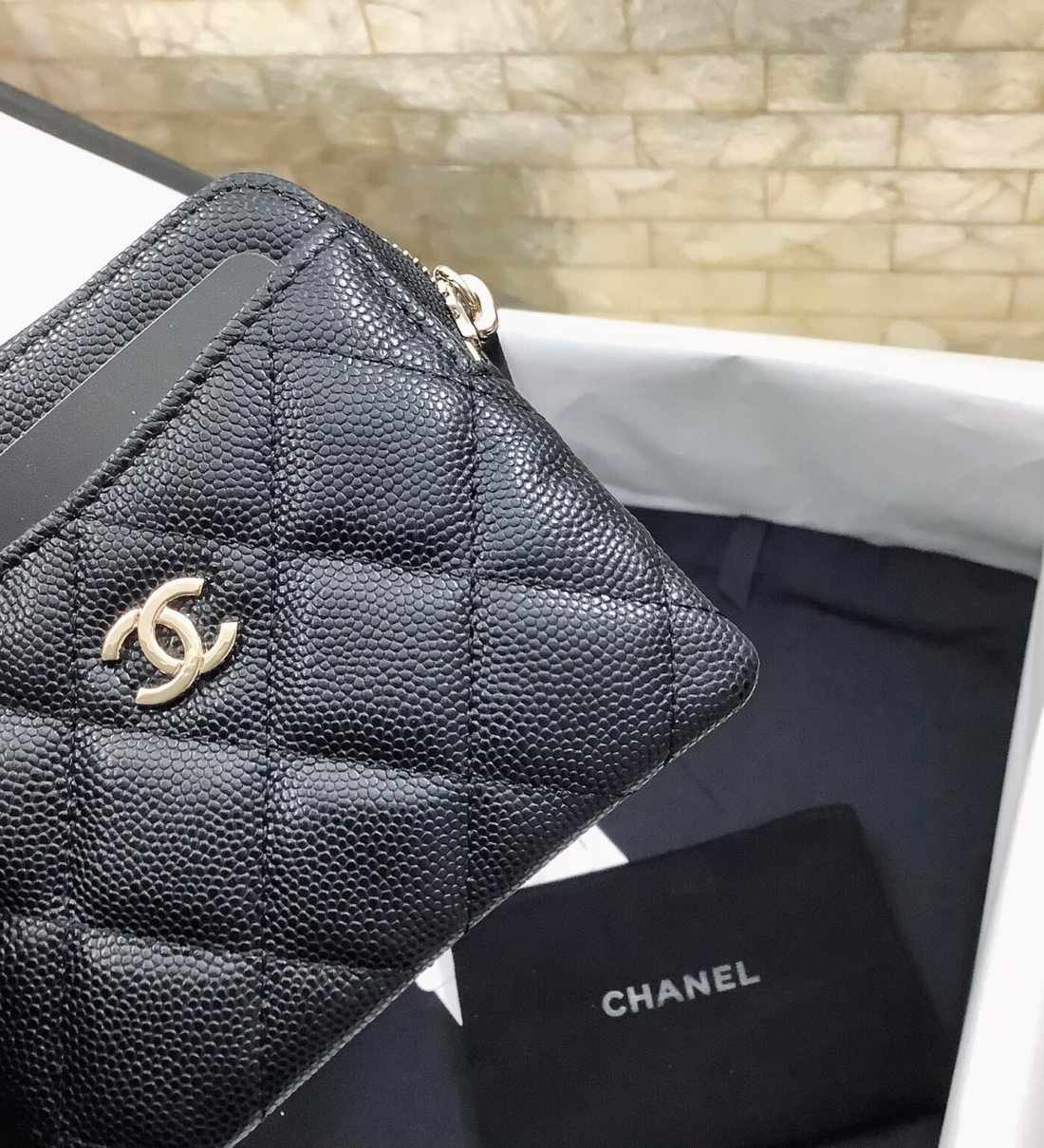 CHL CAVIAR QUILTED ZIP CARD HOLDER BLACK WALLET
