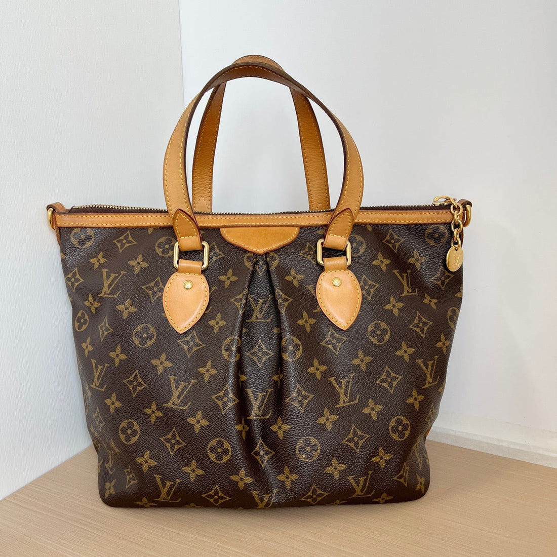LOUIS VUITTON<br>Shoulder Bag