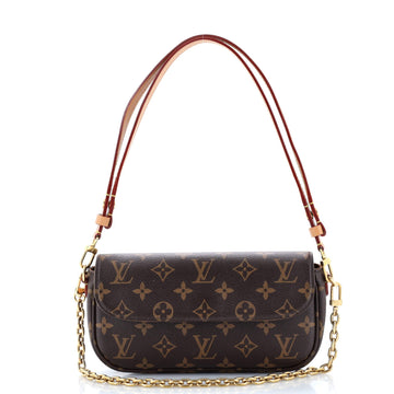 Ivy Wallet on Chain Monogram Canvas