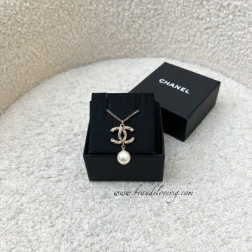 Chanel CC Logo with Dangling Pearl Necklace in Aged Gold HW