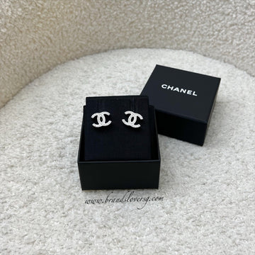 Chanel 25C CC Logo Earrings in SHW