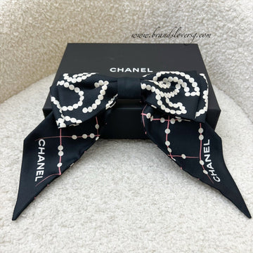 Chanel 23K Printed Pearl Motifs Bow Hair Clip in Black and Off White Fabric with Silver French Barrette