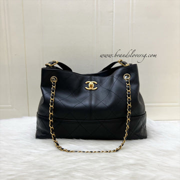 Chanel 25A Tote / Shopping Bag in Black Leather and AGHW (Model: AS5634)