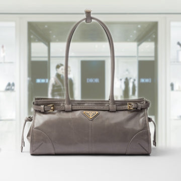Medium leather handbag